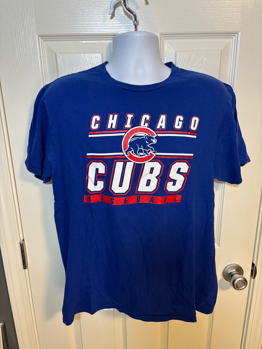 Chicago Cubs MLB blue t-shirt with white and red logo-size large
